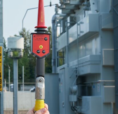 TIC 300 PRO Non-Contact High Voltage Detector with VolTect Alert for Utility and Industrial Safety up to 122 kV