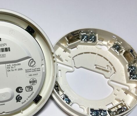 esser Optical smoke detector IQ8Quad with isolator 802371 is provided with an integrated isolator.
