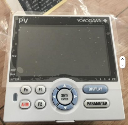 El controlador de temperatura digital de Yokogawa UT35A es nuevo.