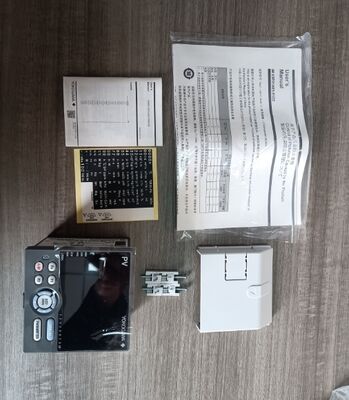 yokogawa  UT55A-000-11-00  Mid-level Temperature Controller UT55A/UT52A 