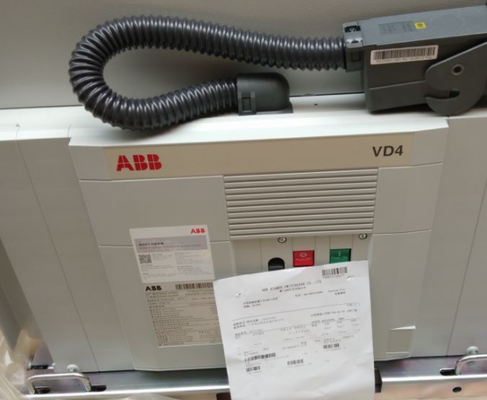 Interruptor automático de vacío de media tensión ABB VD4 con corriente nominal de 630 A, frecuencia de 50/60 Hz y peso de 140 kg